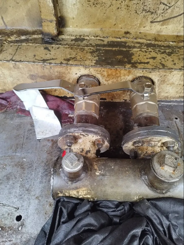 مديل 2005 صهريج مثبت نظامي مع رخصة سعت سيارة /5000لتر 2