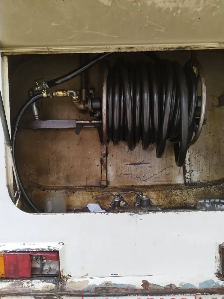 مديل 2005 صهريج مثبت نظامي مع رخصة سعت سيارة /5000لتر 3